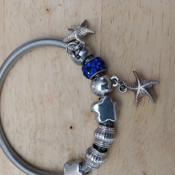 4 Bracelets/1 watch - Picture 3 of 9